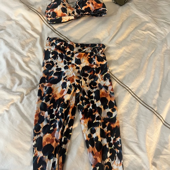 LiCi Fit Wild Thing Set Scrunch- Sports Bra and Leggings - Picture 4 of 8